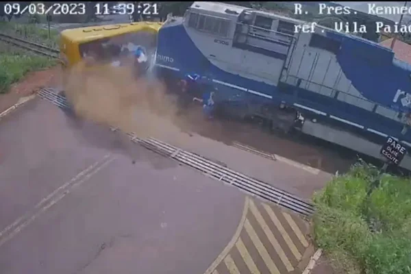 Imagem de câmera de segurança mostra momento do acidente entre um ônibus e um trem - Metrópoles