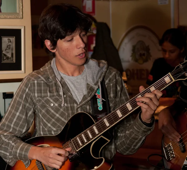 O guitarrista Pedro Martins faz show no Teatro Dulcina