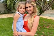 Bárbara Evans e a filha, Ayla, posam juntas e sorridentes