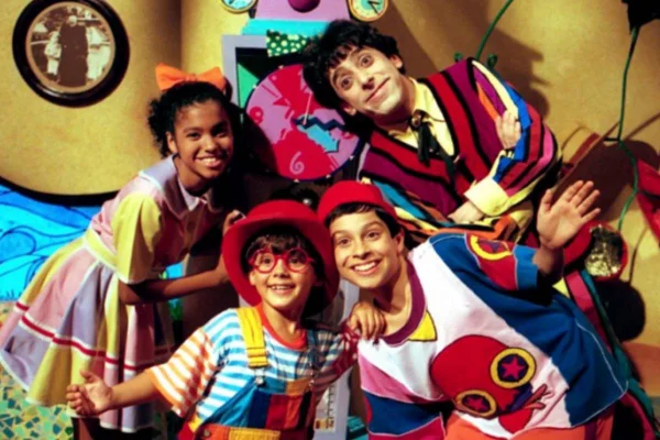 foto colorida do elenco de Castelo Rá-Tim-Bum - metrópoles