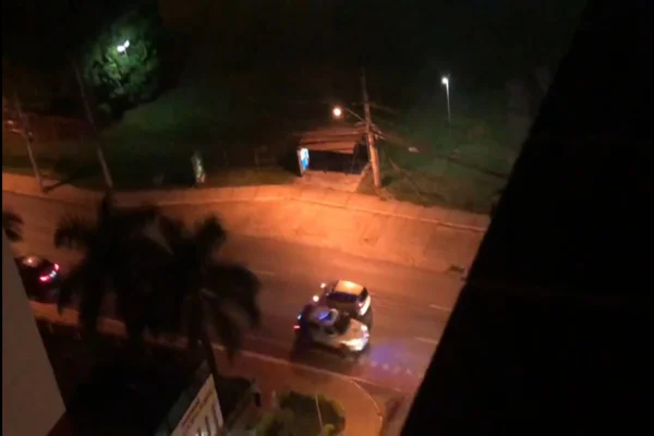 carro de polícia visto de cima de prédio