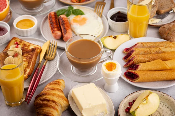 Foto colorida de café da manhã - Psiquiatra lista o que não comer de manhã para manter a saúde mental - Metrópoles