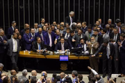 Presidente da Câmara dos Deputados, Hugo Motta (Republicanos-PB), senta à mesa diretora e abre sessão extraordinária na noite desta quarta-feira (6/8)