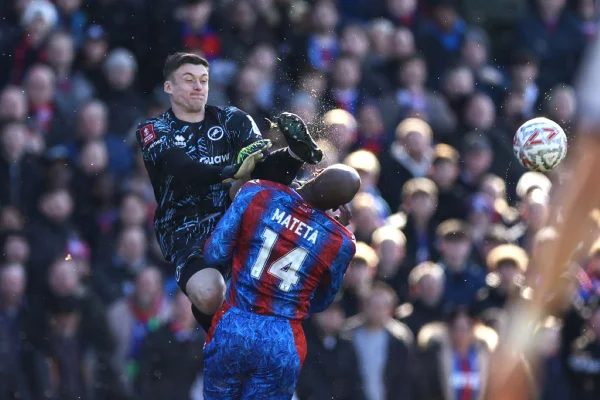 Imagem colorida de lance que tirou atacante do jogo entre Crystal Palace e Milwall- Metrópoles
