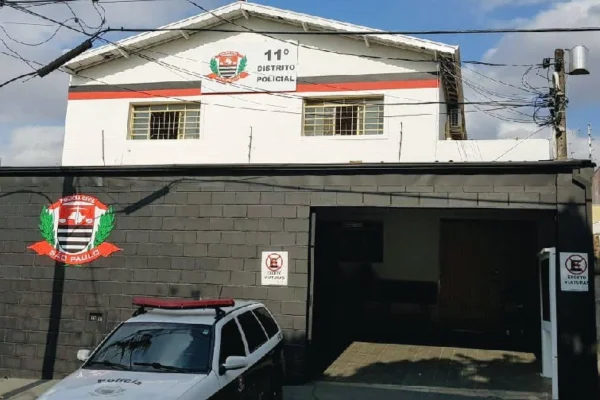 Foto colorida da fachada do 11º DP de Campinas, onde mulher que maltratou filho bebê de um ano foi detida. - Metrópoles