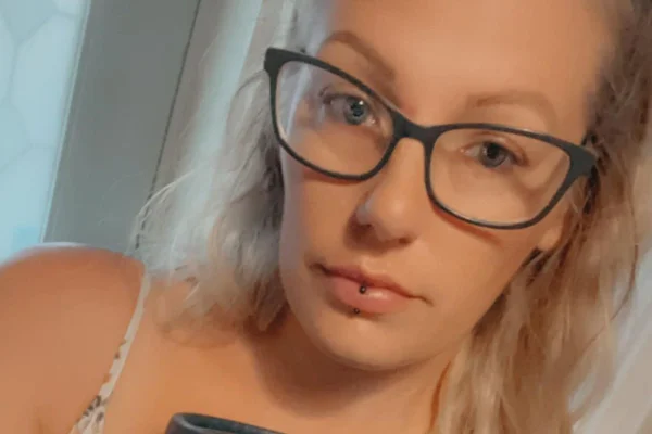 Foto colorida de uma jovem com cabelo rosa - Metrópoles