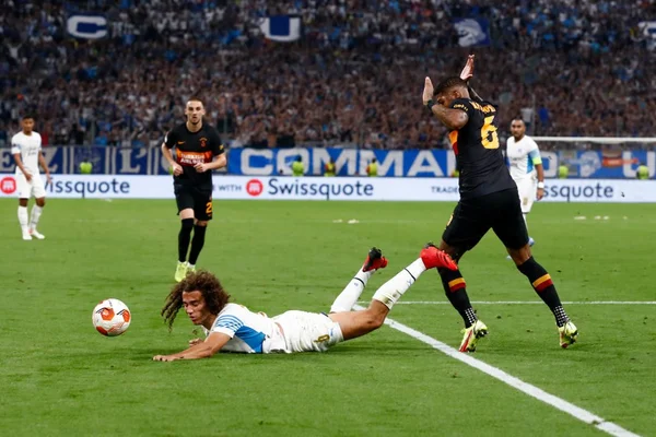 Matteo Guendouzi e Van Aanholt discutem em partida pela Liga Europa