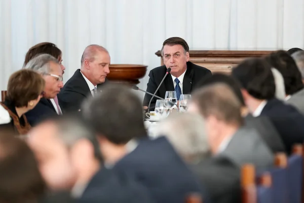 Bolsonaro alfineta “ministro marqueteiro” e critica atuação de Moro