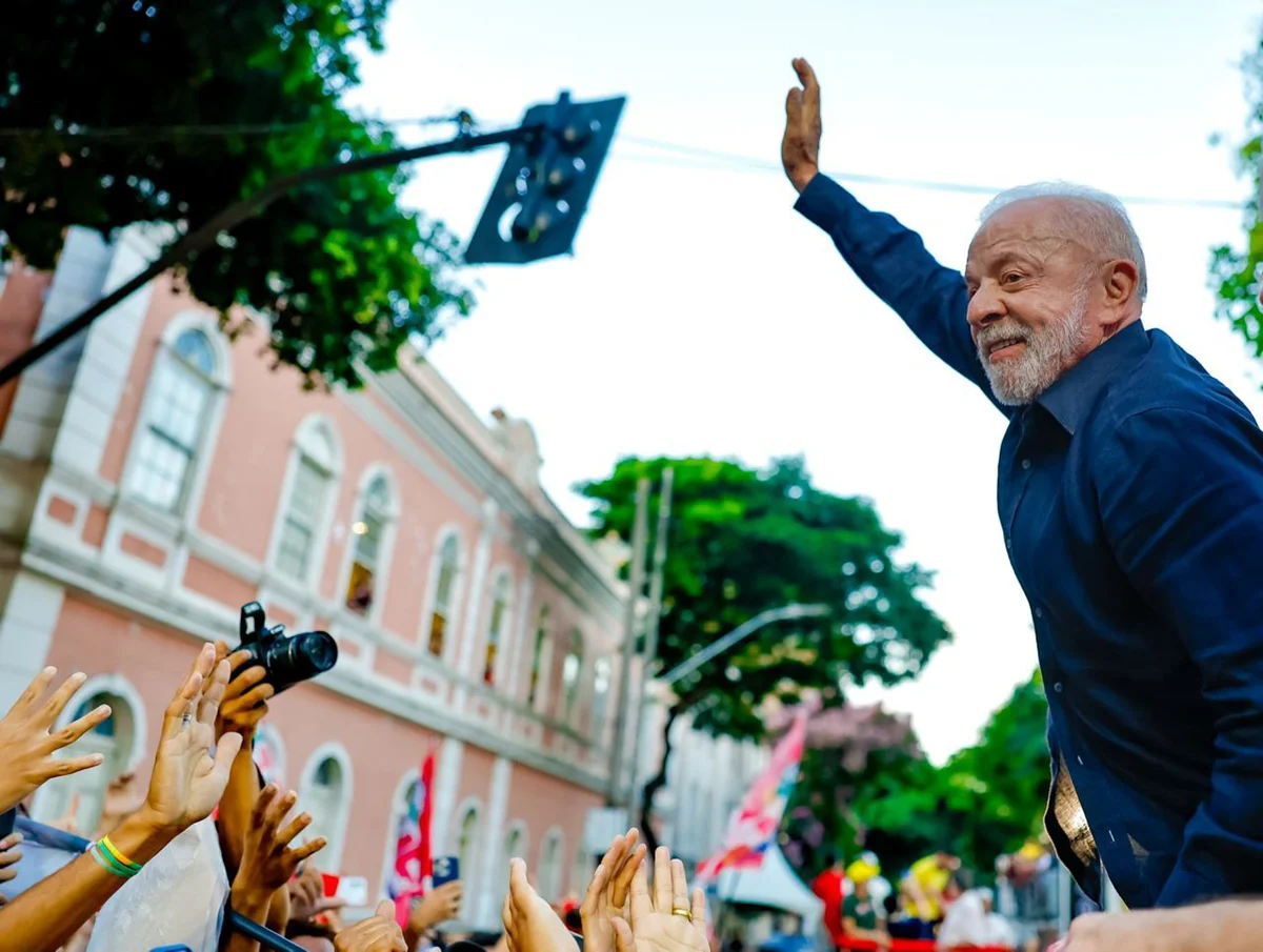 Campanha de Lula acusa Meta de favorecer Flávio Bolsonaro nas redes sociais Campanha de Lula acusa Meta de favorecer Flávio Bolsonaro nas redes sociais