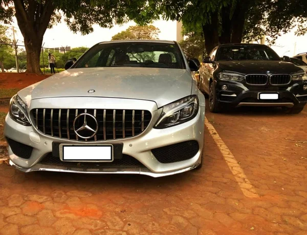 Carros de luxo e fuzis são encontrados em ação que fechou laboratórios de drogas no DF
