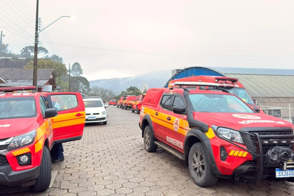 Viaturas dos bombeiros que estão nas buscas por Rick, dupla de Renner Viaturas dos bombeiros que estão nas buscas por Rick, dupla de Renner