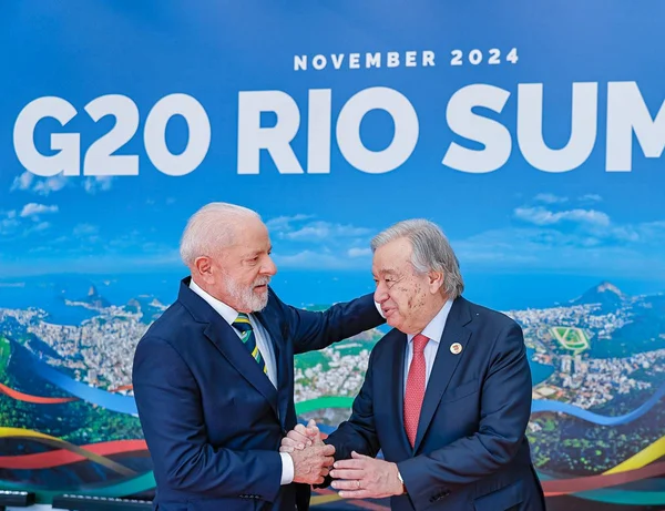 Imagem colorida do Presidente da República, Luiz Inácio Lula da Silva, com Guterres, durante cumprimentos aos líderes do G20
