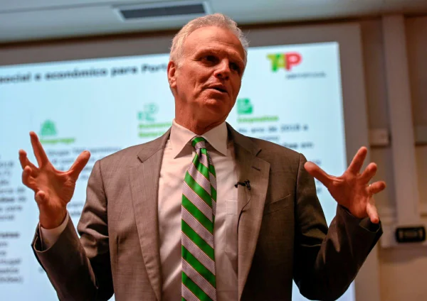 Imagem colorida do empresário David Neeleman, fundador da Azul
