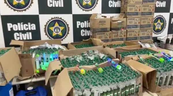 Polícia apreende lança-perfume em laboratório do tráfico na comunidade Mandela