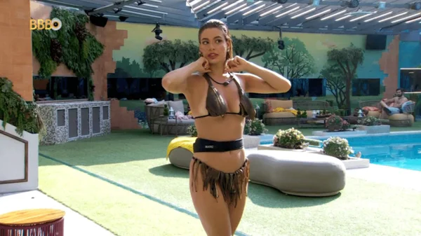 BBB24: depois de cascas de laranja e banana, Beatriz usa novo figurino - destaque galeria BBB24: depois de cascas de laranja e banana, Beatriz usa novo figurino - destaque galeria