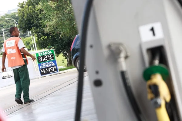 Gasolina tem nova alta e litro chega a R$ 4,50 no Distrito Federal