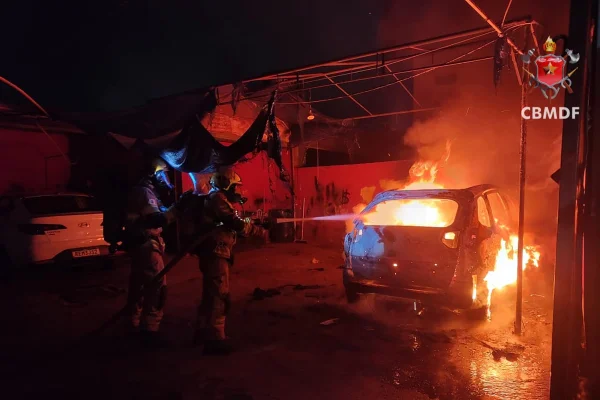 carro pega fogo na Estrutural
