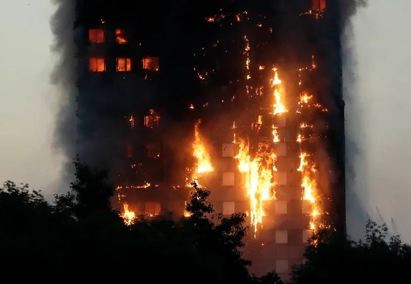 Incêndio consome prédio de 24 andares em Londres e deixa mortos