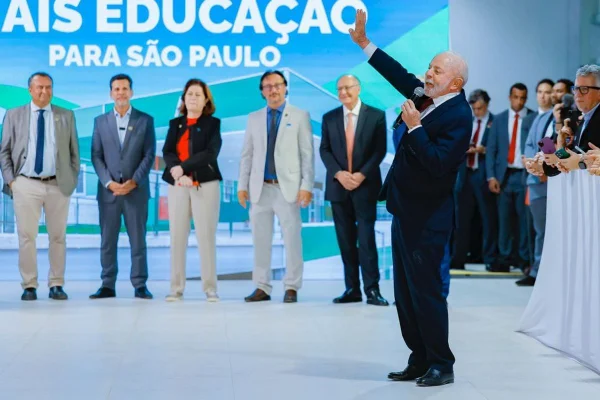 Imagem colorida mostra o presidente Lula e o vice-presidente Geraldo Alckmin em evento. Metrópoles