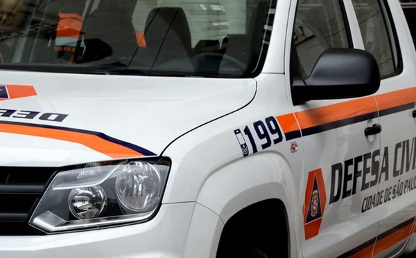 Imagem colorida de viatura da Defesa Civil de SP