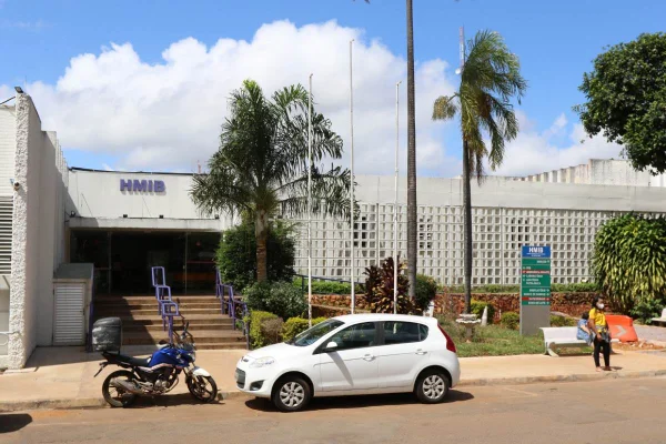 Fachada do Hospital Materno Infantil de Brasília, o HMIB, com carro estacionado na frente - Metrópoles