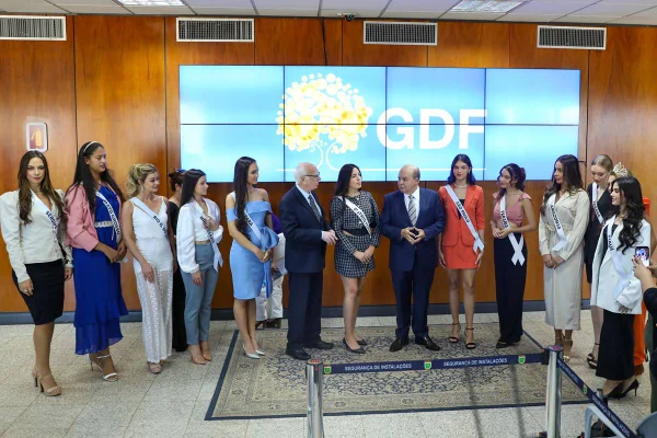 Candidatas ao concurso Miss Brasil Globo 2024 são recebidas pelo governador Ibaneis Rocha