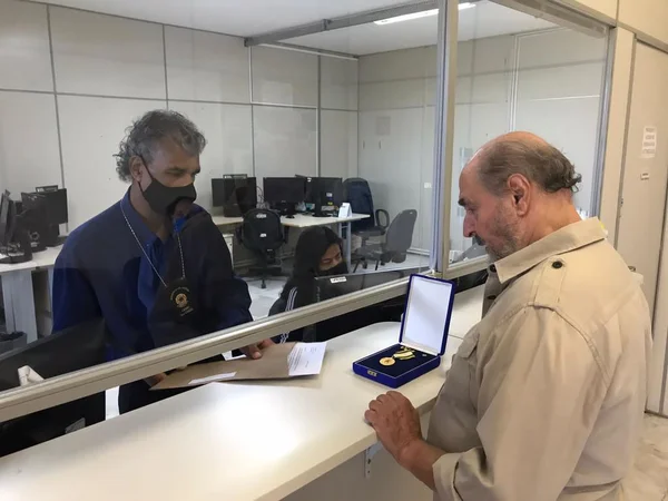 O sertanista Sydney Possuelo, 81 anos, devolveu a Medalha do Mérito Indigenista que recebeu há 35 anos, após saber que o presidente Bolsonaro foi agraciado com a mesma honraria