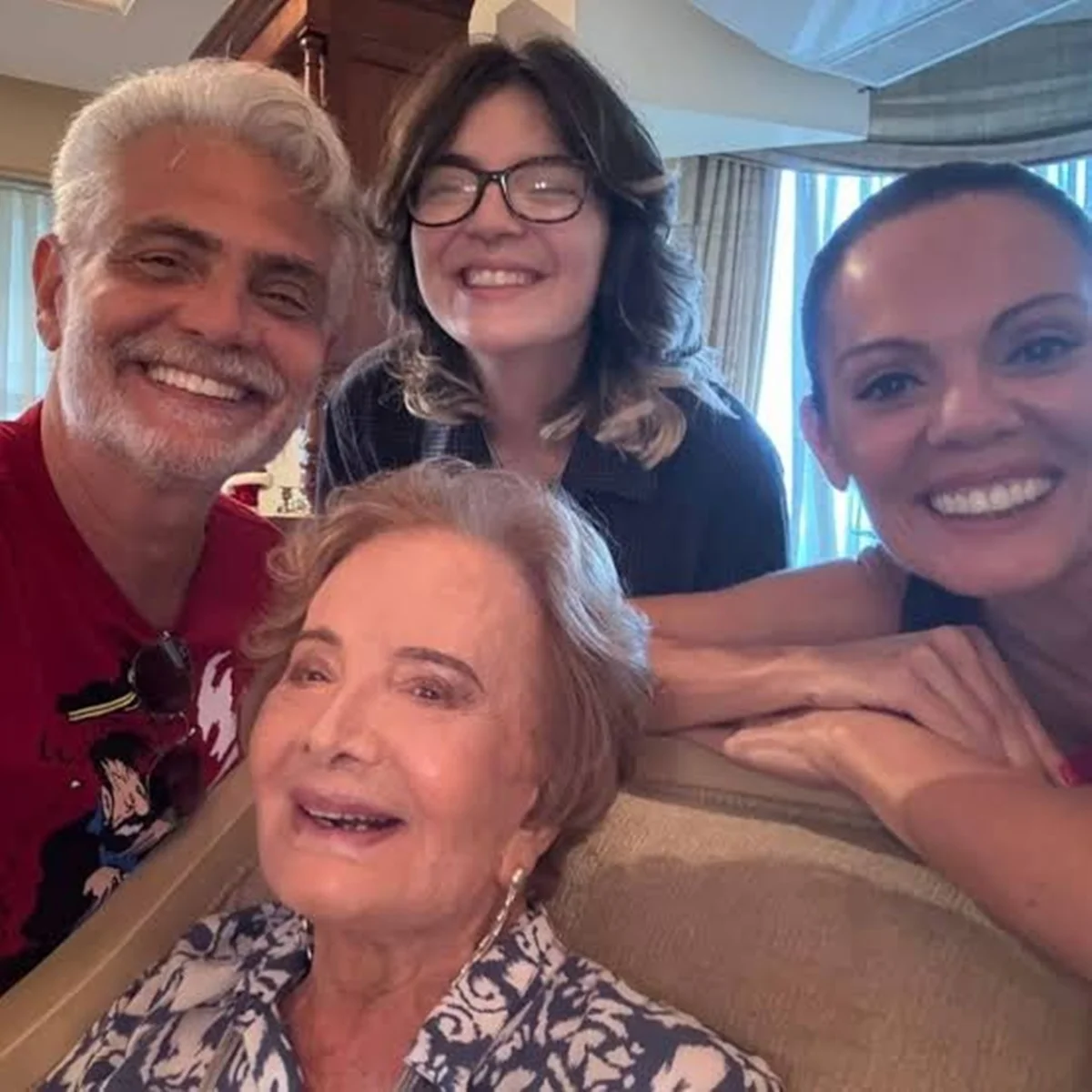 Glória Menezes com Tarcísio Filho, a nora e o neto Glória Menezes com Tarcísio Filho, a nora e o neto