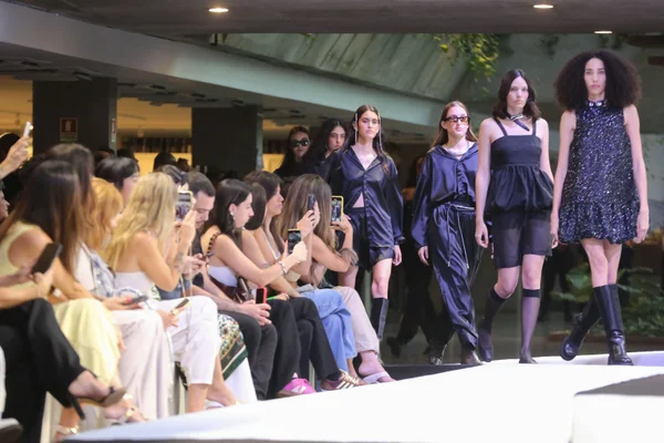 Desfiles de moda do Metrópoles Catwalk. Ana Luiza Alves durante desfile Kolm Collective Metrópoles