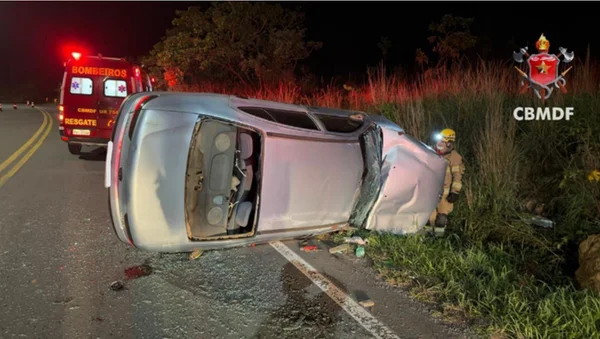 Carro tombado após acidente