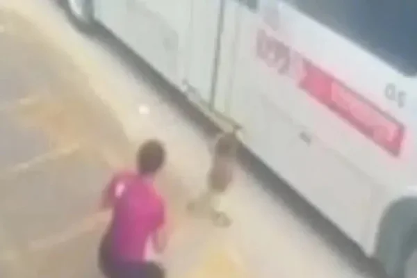 Imagens de segurança da criança sendo atingida por ônibus - Metrópoles