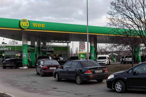 Alinhamento de pessoas em longas filas de gasolina, já que muitas estações de serviço estão fechadas depois de ficar sem combustível em 25 de fevereiro de 2022 em Kiev, Ucrânia. Ontem, a Rússia iniciou um ataque em larga escala à Ucrânia, com tropas russas invadindo o país pelo norte, leste e sul, acompanhados de ataques aéreos e bombardeios. O presidente ucraniano disse que pelo menos 137 soldados ucranianos foram mortos até o final do primeiro dia. (Foto por Chris McGrath/Getty Images)