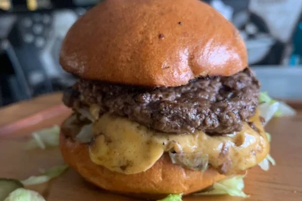 Parrilla Burguer lança o UltraSmashed: sanduba custa a partir de R$ 17