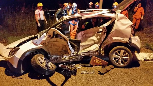Dois carros colidem na rodovia DF-451 e uma pessoa morre