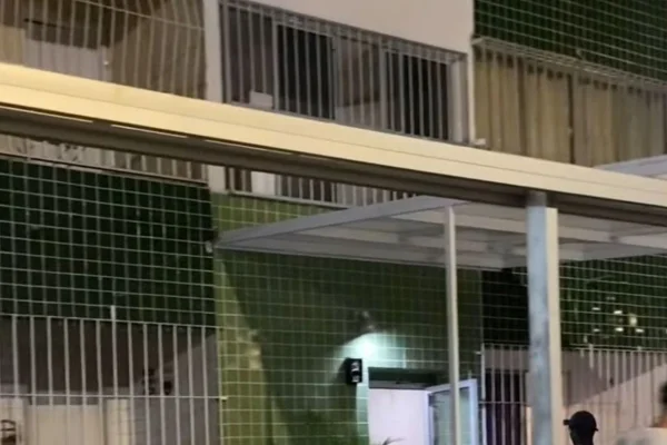 Imagem colorida, prédio em Piedade com risco de desabamento- Metrópoles