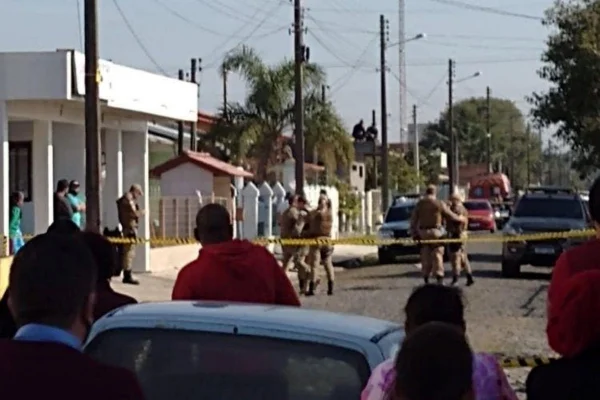 Funcionário demitido invade casa de ex-chefe e faz família refém em SC