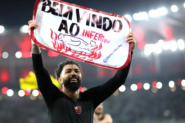 Gabigol é flagrado saindo de balada e divide opiniões na internet