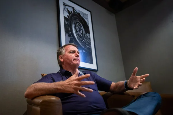 Imagem colorida do ex-presidente Jair Bolsonaro concedendo entrevista ao Metrópoles