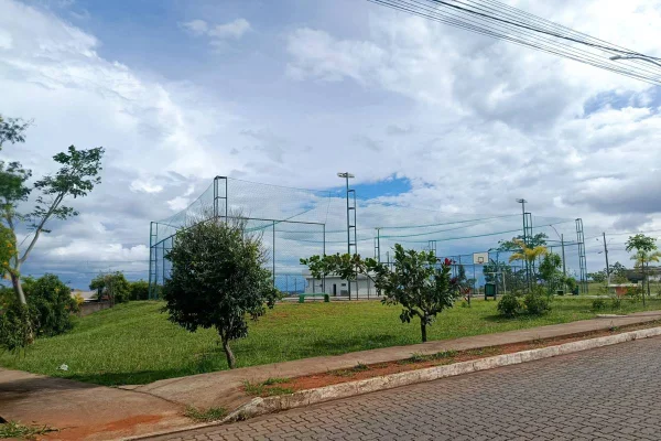 Condomínio ocupa áreas públicas com quadra de esportes e igreja no DF