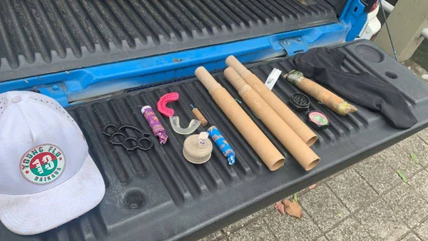 PM prende torcedores do Fluminense com cocaína, soco-inglês e rojões