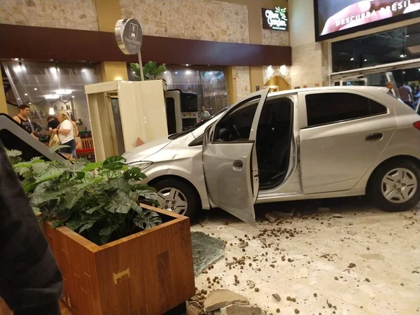 Carro invade shopping após motorista ter um mal súbito