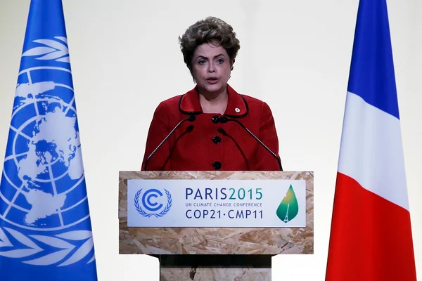 ‘Ação irresponsável de empresas’ causou tragédia, diz Dilma