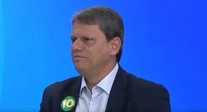 Vídeo. Tarcísio esquece local de votação em SP: “Ah, é um colégio”