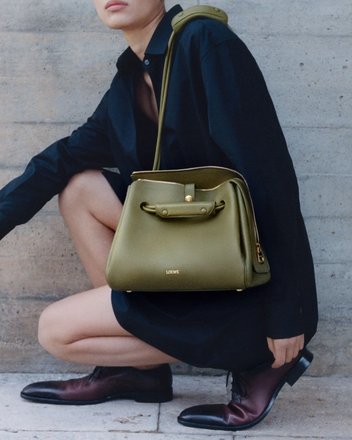 Bolsa feita com couro desenvolvido pelo ateliê da marca em Madrid Bolsa feita com couro desenvolvido pelo ateliê da marca em Madrid