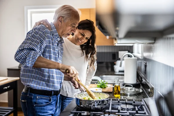 Homem idoso e mulher cozinhando - Metrópoles