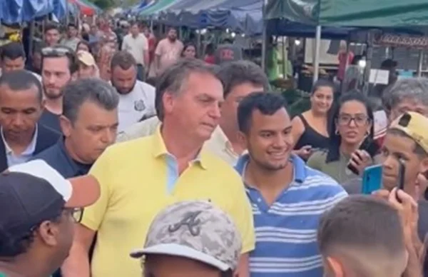 Foto colorida de Bolsonaro em feira de Nerópolis Goiás - Metrópoles