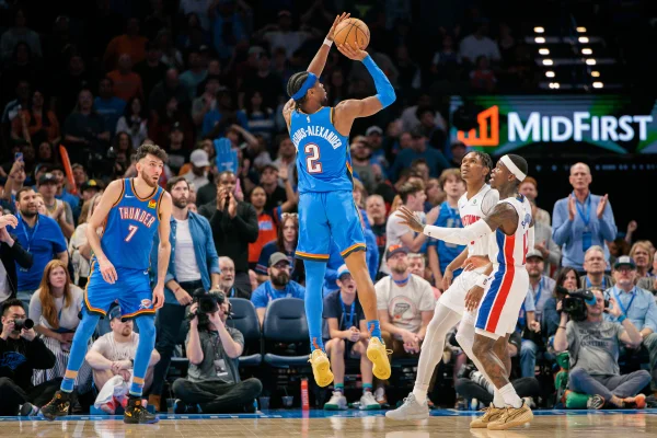 Foto colorida de Shai contra Pistons - Metrópoles