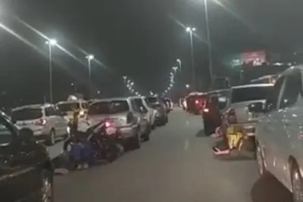 Vídeo: motoristas deitam na pista da Avenida Brasil durante tiroteio