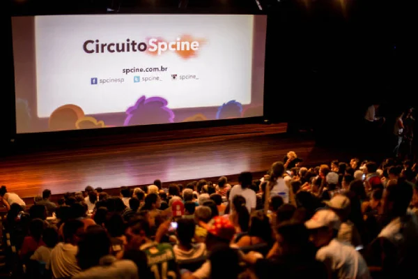 Imagem colorida de uma sala de cinema a destaque para a tela Circuito Spcine