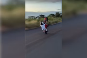 Imagens registradas nas redes sociais mostram o garoto praticando “grau” em diferentes ruas de Ribeirão Preto